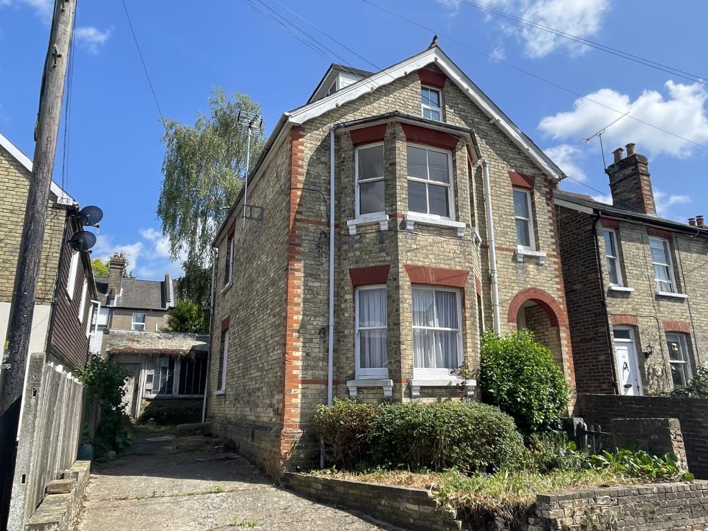 Lot: 88 - DETACHED PROPERTY WITH PLANNING FOR EXTENSION AND CONVERSION TO THREE FLATS - Front view of detached property for conversion